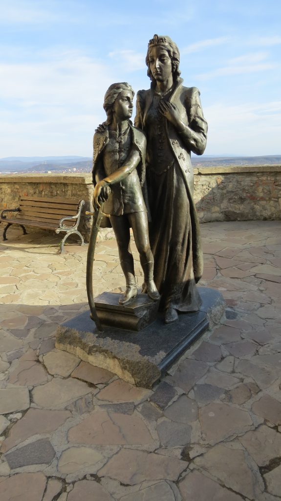 2. KÉP Zrínyi Ilona és kis Rákóczi Ferenc szobra a munkácsi várban