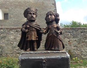 4. KÉP Zrínyi Ilona és Thököly Imre mini szobra a munkácsi várban